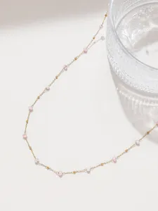 Filigrane goldfarbene Kette mit zarten rosa Kristallperlen für DIY Schmuckdesign Details.