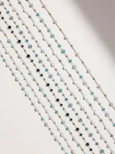 Nahaufnahme von bunten Kristallperlen besetzten Edelstahlelementen für DIY Schmuck.