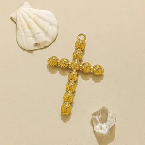 Goldener filigraner Kreuzanhänger DIY Schmuckzubehör mit zarten Perlen Textur Details.