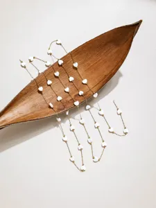 Primo piano di perline conchiglia cuore catena oro materiale per gioielli fai da te