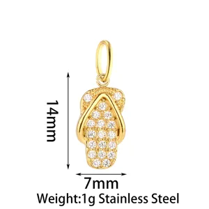 Primer plano detallado del colgante de chancla de acero dorado con zirconitas brillantes.