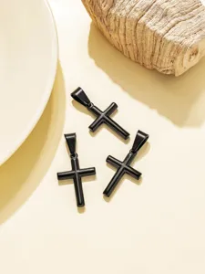Detailansicht schwarzer Edelstahl Kreuzanhänger, ideal für stilvolles DIY Schmuckdesign.
