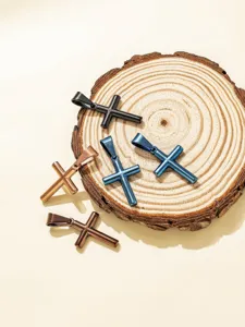 Nahaufnahme von Edelstahl Kreuz Anhängern in mehreren Farben für DIY-Schmuckherstellung.