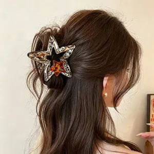 Detailansicht einer Stern-Haarklammer im braunen Haar, schickes Haaraccessoire.