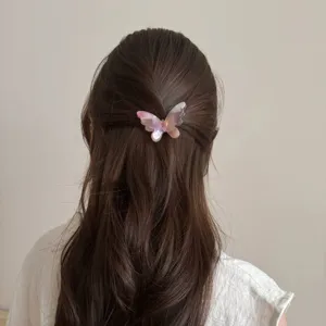 Nahaufnahme einer süßen Acetat Schmetterling Haarklammer in zartem Rosa für halbe Steckfrisuren.