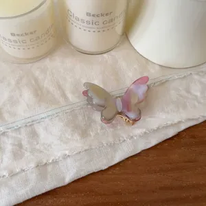 Nahaufnahme Detail einer süßen Acetat Schmetterling Haarklammer mit rosa und grauem Farbverlauf.