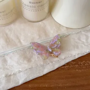 Detailaufnahme der schönen Acetat Schmetterling Haarklammer mit lila grünem Farbverlauf.