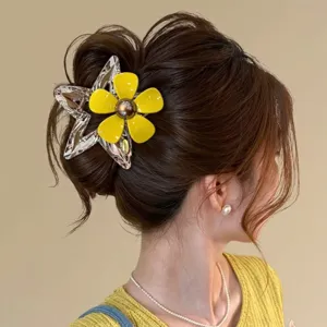 Nahaufnahme der stilvollen Acetat Fünfeck Blume Haarklammer in Gelb und Silber für Frauen.