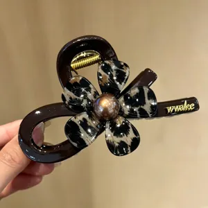 Molla per capelli con stampa leopardo e fiore per donna, elegante accessorio per acconciatura.
