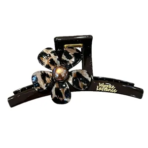 Elegante molletta per capelli con fiore leopardato, clip nera chic da donna, accessorio di classe.