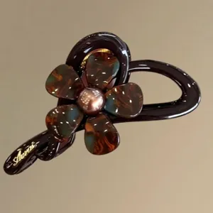 Nahaufnahme des eleganten Blumen-Haarclips im Schildpatt-Design mit stilvollen Details.