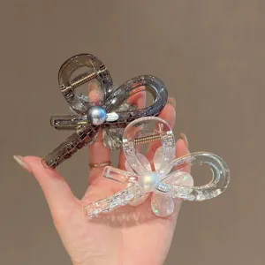 Detailansicht der koreanischen transparenten Blumenhaarklammer mit Perlen und Glitzer.