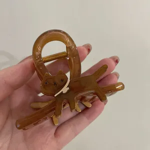 Braune Katzen Acetat Haarklammer Detailansicht mit glänzender Textur und schickem Metallhalsband.