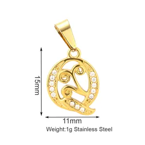 Dettaglio ciondolo lettera acciaio inox dorato, zircone, vista ravvicinata 15x11mm.