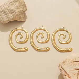 Vergulde roestvrijstalen geometrische spiraal hanger voor DIY sieraden accessoire detail.
