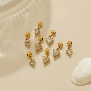 Detailaufnahme von goldenen dreieckigen Strass Gleitperlen fuer DIY Schmuck Zubehoer.