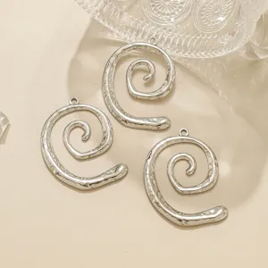 Roestvrij staal zilverkleurige geometrische spiraal hanger DIY sieraden accessoires detail view.
