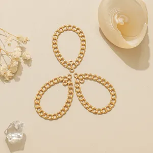 Detailopname van vergulde geometrische ketting sieraden hanger DIY accessoire close-up.