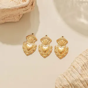Vista dettagliata di ciondoli a cuore in metallo retrò, ciondoli DIY bagnati in oro 18K.