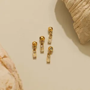 Nahaufnahme von goldenen geometrischen Anhänger-Gleitperlen für Schmuckbasteln.