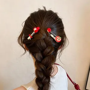 Chique rode appel haarspeld detail foto, sprankelende strass veiligheidsspeld ontwerp voor vrouwen.