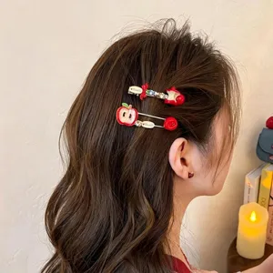 Gedetailleerd overzicht van appel strass haarspelden, stijlvolle zijhaarspeld voor vrouwen.