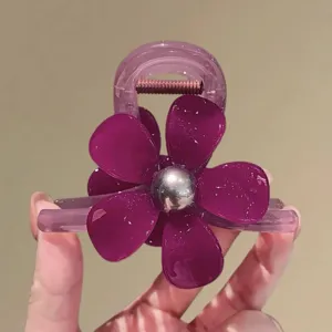 Detail paarse bloem haarklem elegante acetaat haarklauw accessoire voor dames styling.