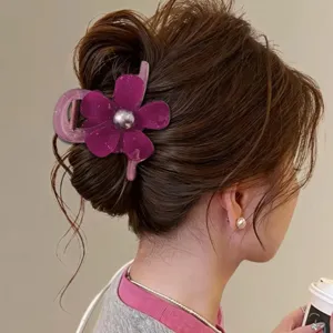 Paarse acetaat bloem haarclip detail, elegante haarklem voor mooie kapsels.