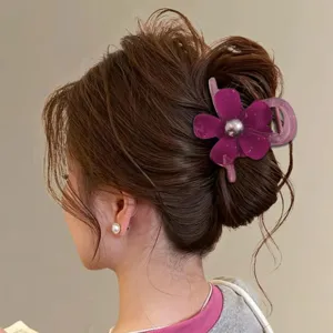 Paarse bloem haarclip voor vrouwen, elegante acetaat haarklem voor stijlvolle kapsels.