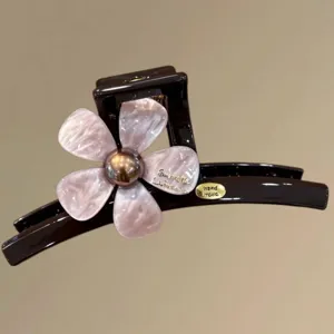 Grande molletta per capelli a fiore con petali rosa marmorizzati e base scura per eleganti acconciature