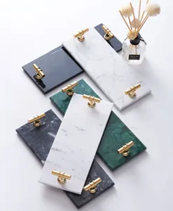 Plateau de vanite en marbre de luxe avec poignees dores, parfait pour cosmetiques et parfum.