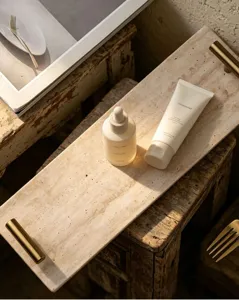 Vue détaillée d'un plateau en marbre luxueux avec poignées dorées pour décoration.