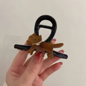 Nahaufnahme der braunen Katzen Acetat Haarklammer mit sehr feiner und klarer Textur.