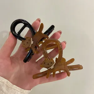 Detaillierte Nahaufnahme von niedlichen Katzen-Acetat-Haarklammern im Schildpatt-Design.