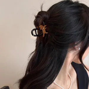 Süße Katzen Acetat Haarklammer, Detailansicht von eleganter Hochsteckfrisur für Frauen.