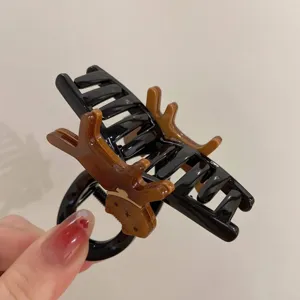 Nahaufnahme des niedlichen Tier-Acetat-Haargreifers im stilvollen Schwarz-Braun-Design für den Alltag.