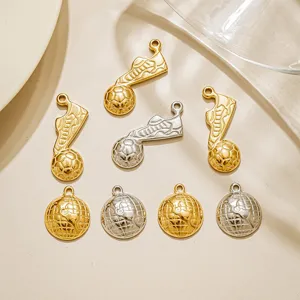 Roestvrijstalen voetbal schoen en wereldbol hangertjes, gedetailleerd detail voor sieraden.