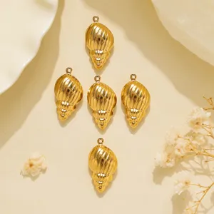 Gros plan du pendentif conque en or rétro avec texture spirale 3D pour la création de bijoux.