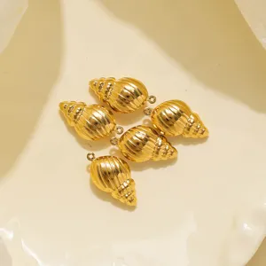 Gros plan de pendentifs coquillage dorés, charms conque 3D pour fabrication de colliers faits main.