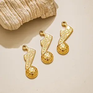 Gouden roestvrijstalen voetbalschoen voetbal hanger charms voor DIY sieraden maken en sleutelhangers.