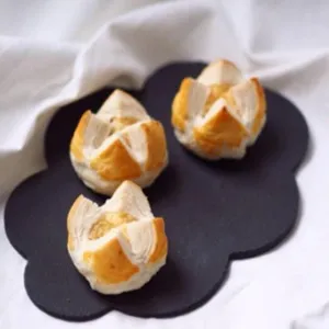 Zwarte lei wolk plaat creatief servies voor hotel restaurant en professionele fotoprop.