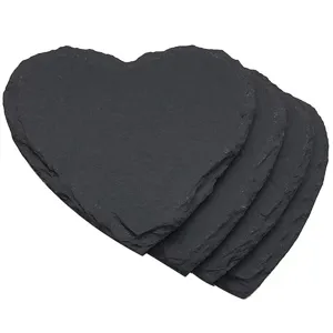 Herzförmige schwarze Schiefer-Untersetzer Set, robuste Naturstein Tischset für Küche Dekoration