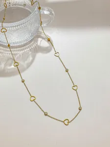 Vista dettagliata della catena dorata DIY con cuori, ideale per creazione di gioielli.