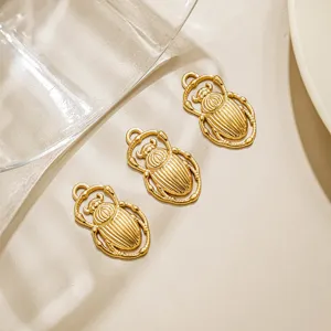 Goldener Edelstahl Skarabäus Käfer Anhänger Detail mit feiner Textur und Öse.