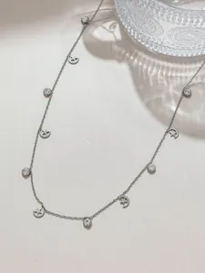 Primo piano dettagliato della catena argentata DIY stella luna con pietre di cristallo.