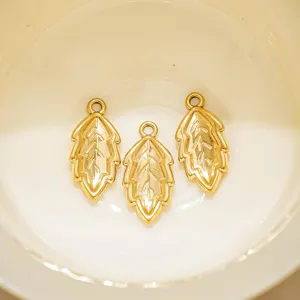 Goldene Edelstahl Blatt Anhänger Detailansicht, ideal für DIY Schmuckherstellung und Basteln.