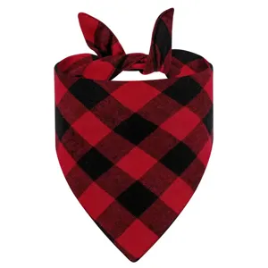 Rotes und schwarzes Karo-Haustier-Halstuch Detailaufnahme, weicher Stoff und klassisches Muster.