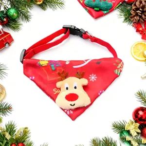 Détail de foulard de Noël pour animal, joli design de renne en peluche avec collier.