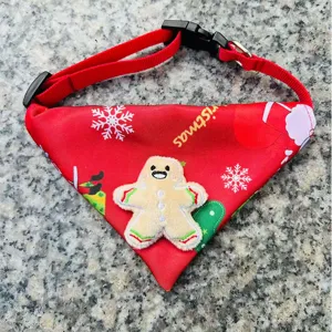 Vue détaillée du bandana de collier pour animal de compagnie de Noël avec bonhomme en pain d'épice.