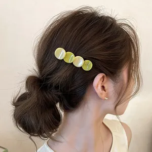Nahaufnahme der eleganten Acetat Kreis Haarspange in gruen Seitenansicht Detailfoto.